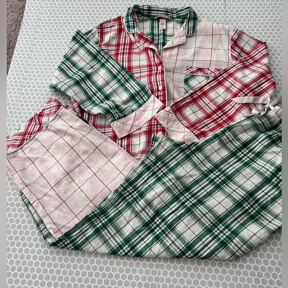 Victoria’s Secret Women’s Red,White & Green Plsid Long Sleeve Pajama Set

Size L